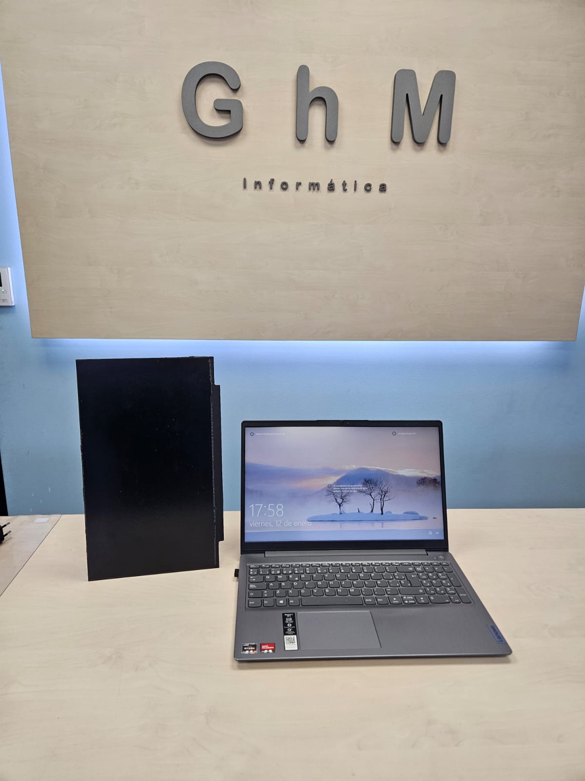 Portátil Lenovo IdeaPad - Modelo Abierto con Pantalla de Imagen Abstracta