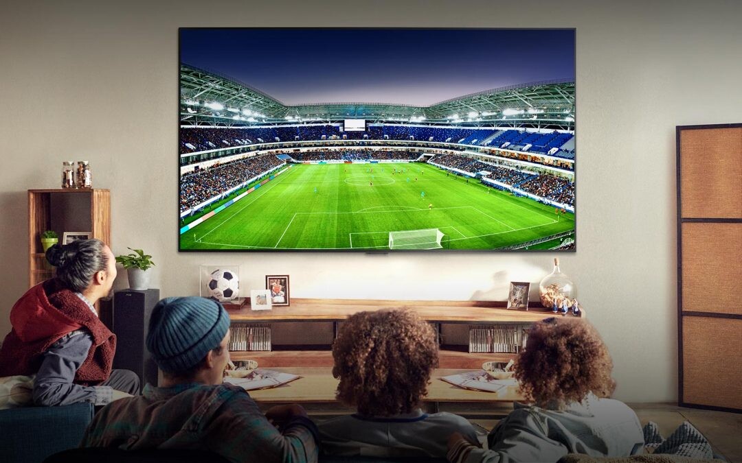 Televisor Smart Tech 40" muestra partido de fútbol