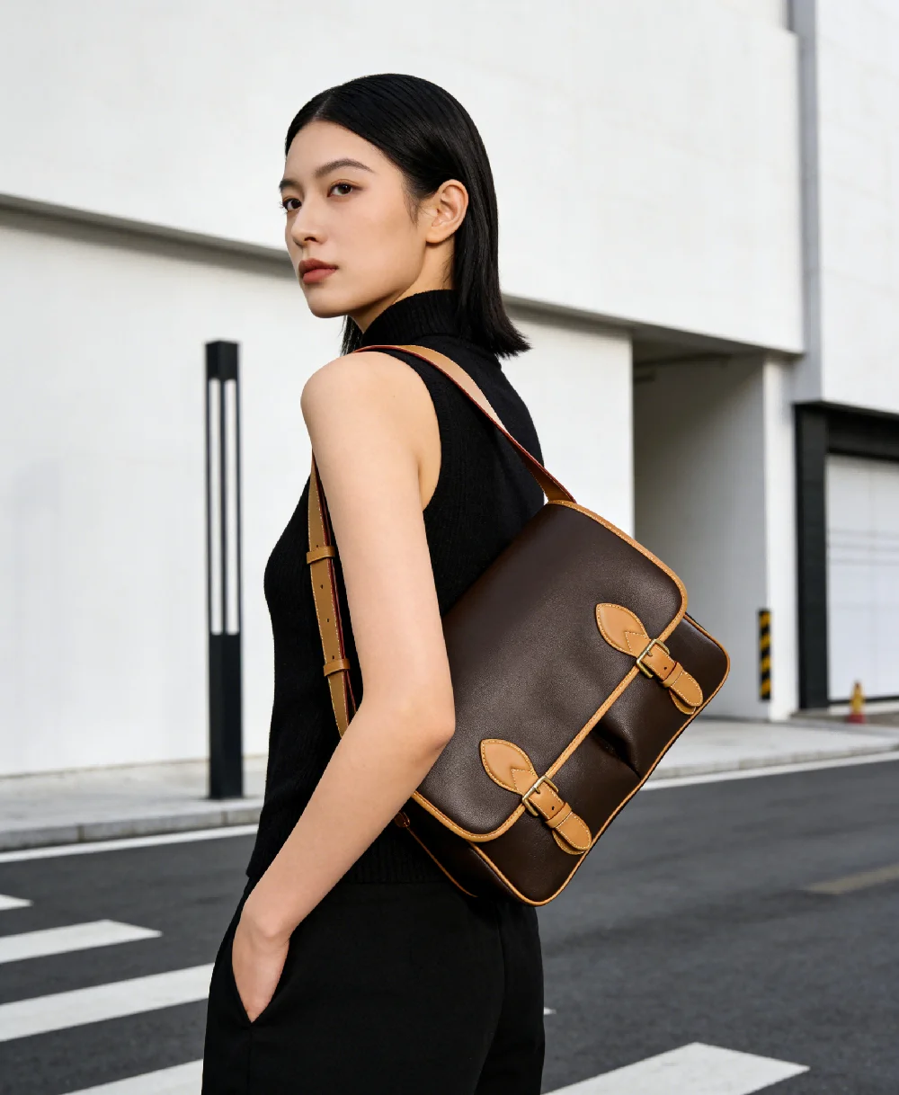 Bolso Mensajero Marrón Oscuro con Detalles en Contraste para Mujer